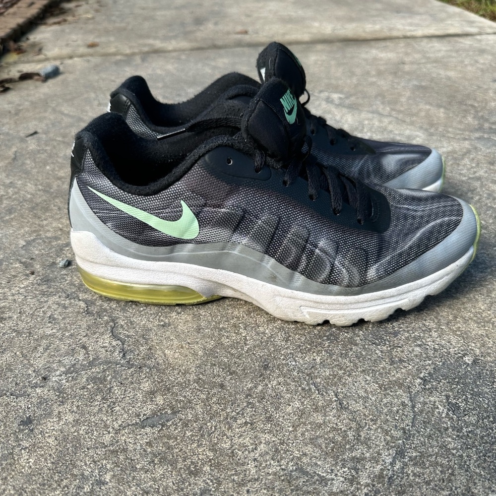 Women’s Nike tennis shoes size 9.5